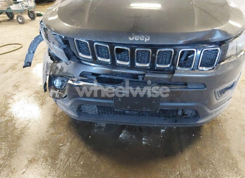 Photo 6 of 2018 Jeep Compass LATITUDE 4X4 (VIN 3C4NJDBB7JT180722)