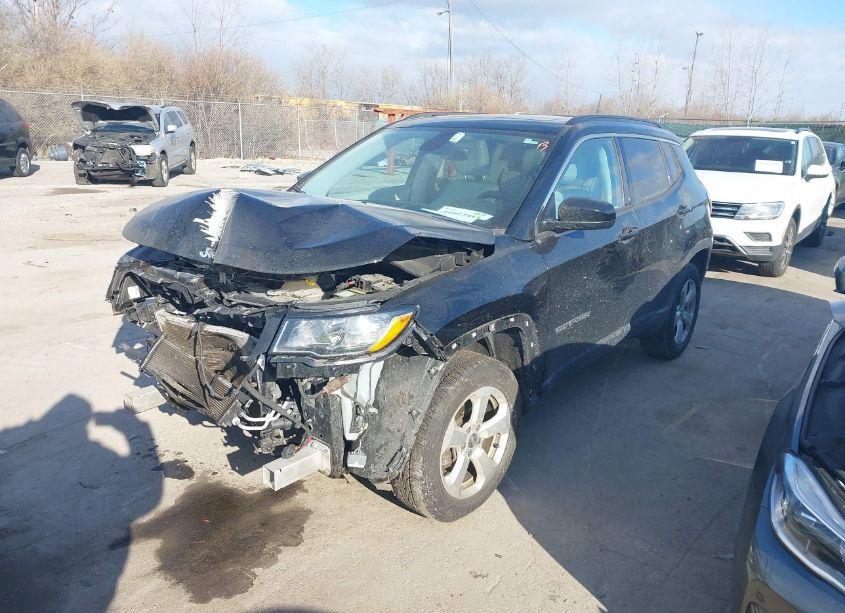 Photo 2 of 2018 Jeep Compass LATITUDE 4X4 (VIN 3C4NJDBB7JT336872)