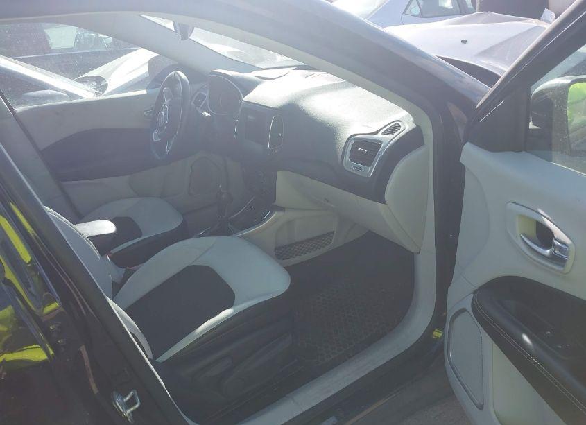 Photo 5 of 2018 Jeep Compass LATITUDE 4X4 (VIN 3C4NJDBB7JT336872)