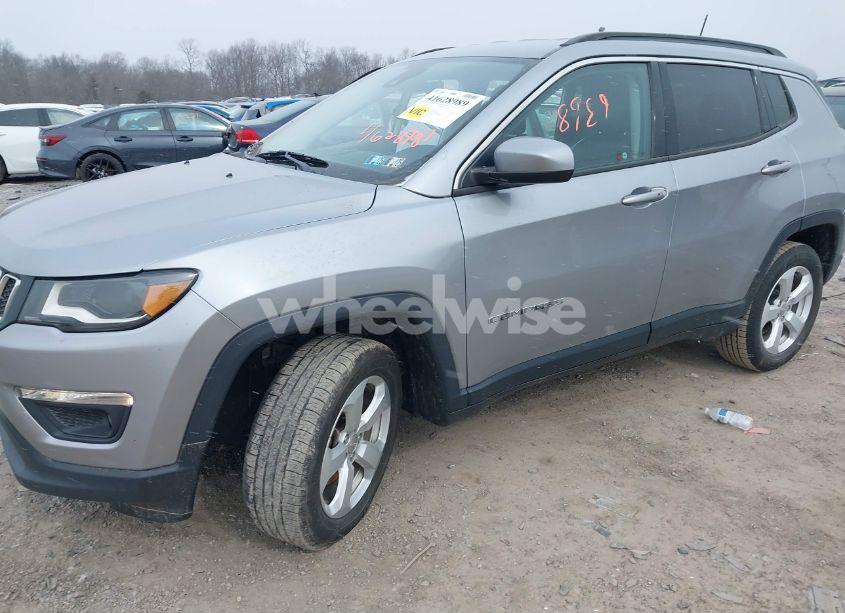 Photo 2 of 2018 Jeep Compass LATITUDE 4X4 (VIN 3C4NJDBB7JT393198)