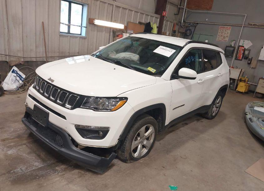 Photo 2 of 2018 Jeep Compass LATITUDE 4X4 (VIN 3C4NJDBB7JT456946)
