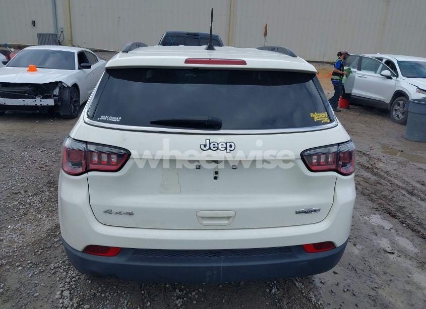 Photo 17 of 2019 Jeep Compass LATITUDE 4X4 (VIN 3C4NJDBB7KT599834)
