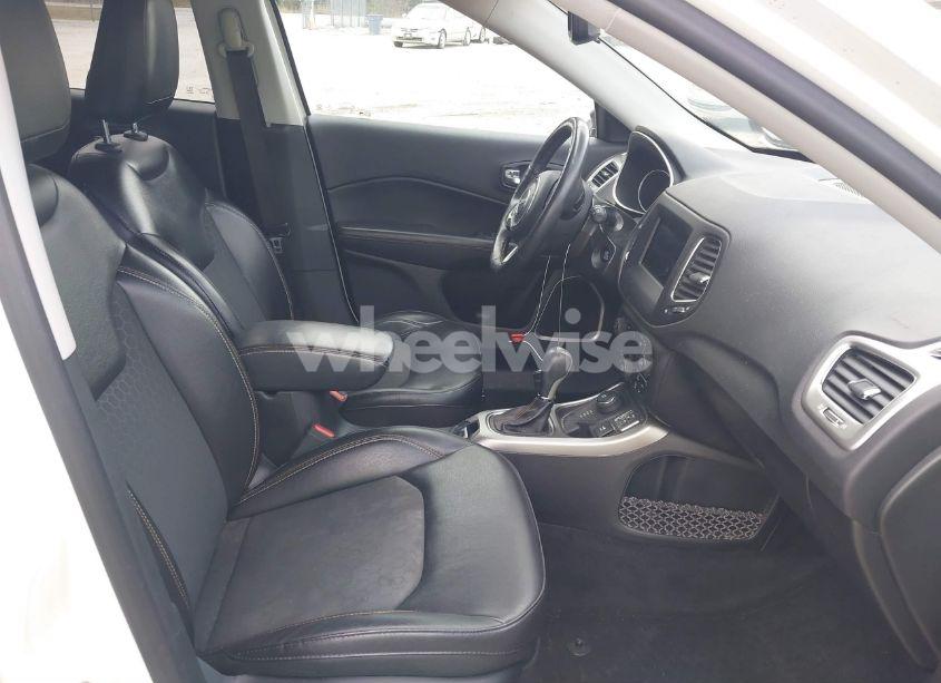 Photo 5 of 2019 Jeep Compass LATITUDE 4X4 (VIN 3C4NJDBB7KT599834)