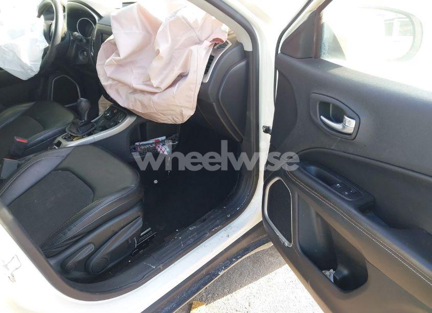 Photo 5 of 2019 Jeep Compass LATITUDE 4X4 (VIN 3C4NJDBB7KT628622)