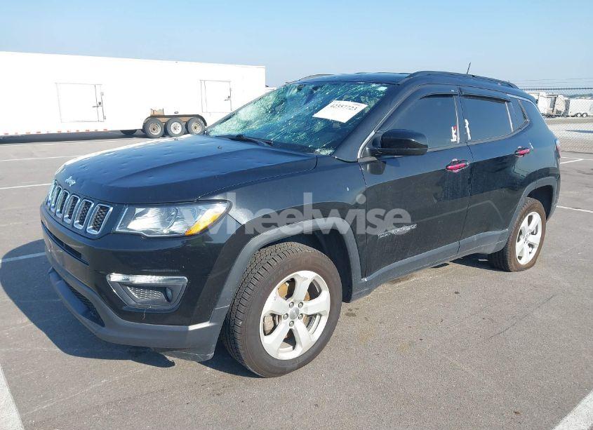 Photo 2 of 2019 Jeep Compass LATITUDE 4X4 (VIN 3C4NJDBB7KT761185)