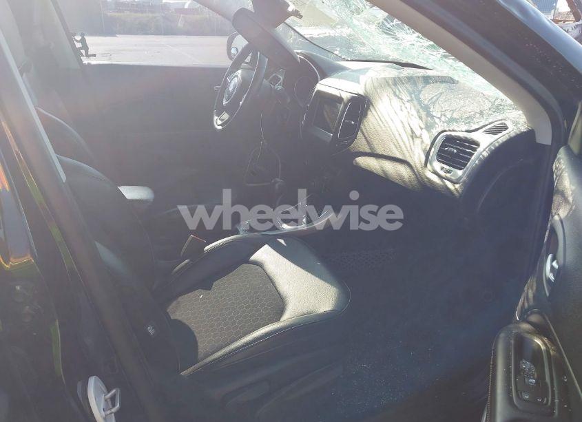 Photo 5 of 2019 Jeep Compass LATITUDE 4X4 (VIN 3C4NJDBB7KT761185)