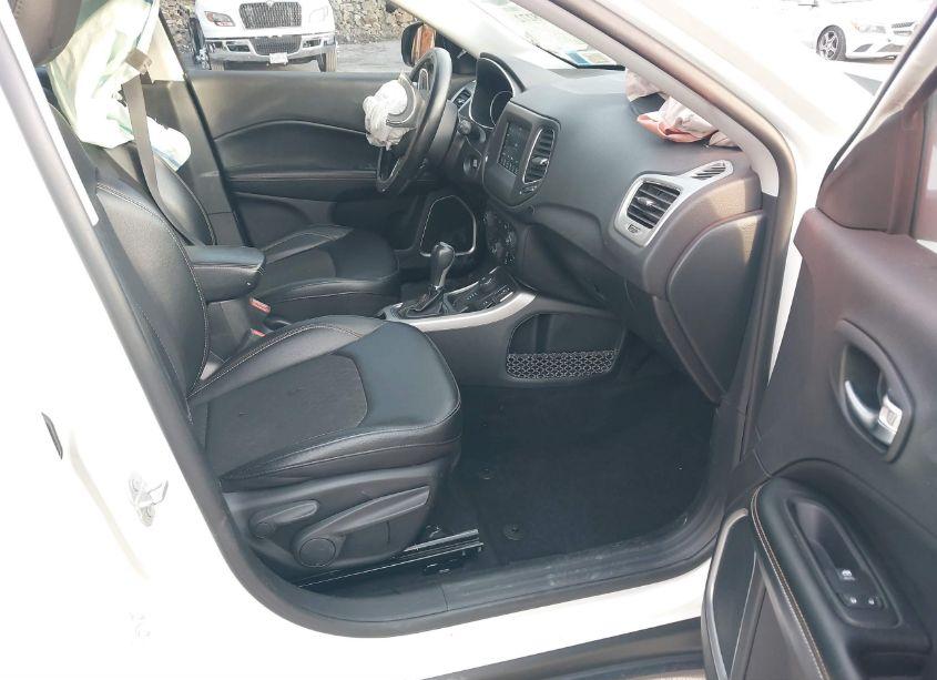 Photo 5 of 2020 Jeep Compass LATITUDE 4X4 (VIN 3C4NJDBB7LT130132)