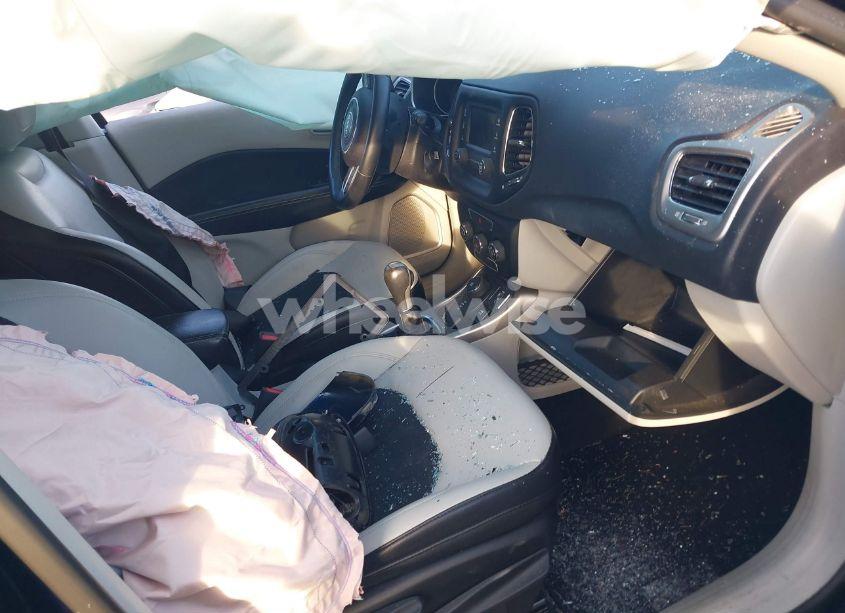 Photo 5 of 2018 Jeep Compass LATITUDE 4X4 (VIN 3C4NJDBB8JT103972)