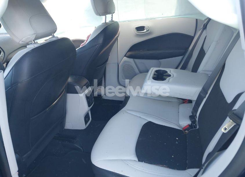 Photo 8 of 2018 Jeep Compass LATITUDE 4X4 (VIN 3C4NJDBB8JT103972)