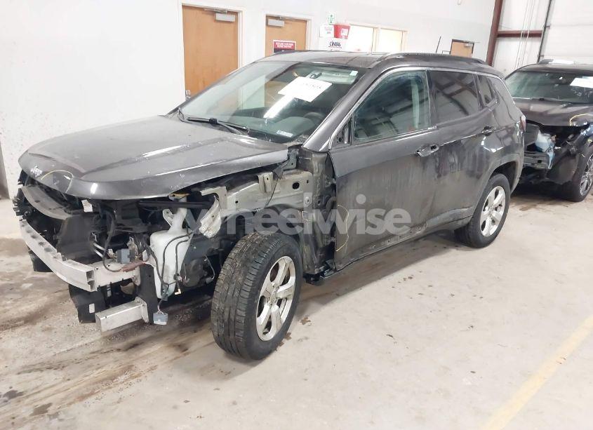 Photo 2 of 2018 Jeep Compass LATITUDE 4X4 (VIN 3C4NJDBB8JT202632)