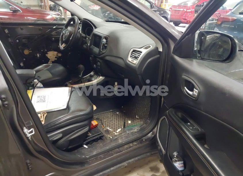 Photo 5 of 2018 Jeep Compass LATITUDE 4X4 (VIN 3C4NJDBB8JT202632)