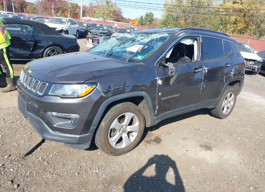 Photo 2 of 2018 Jeep Compass LATITUDE 4X4 (VIN 3C4NJDBB8JT366589)