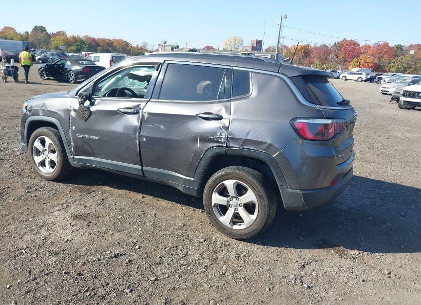 Photo 3 of 2018 Jeep Compass LATITUDE 4X4 (VIN 3C4NJDBB8JT366589)
