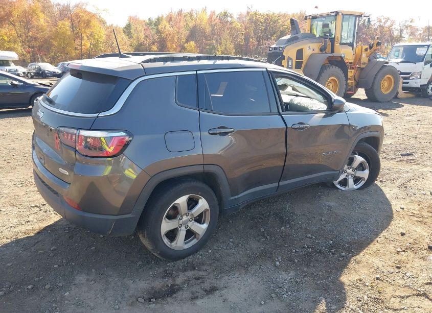 Photo 4 of 2018 Jeep Compass LATITUDE 4X4 (VIN 3C4NJDBB8JT366589)