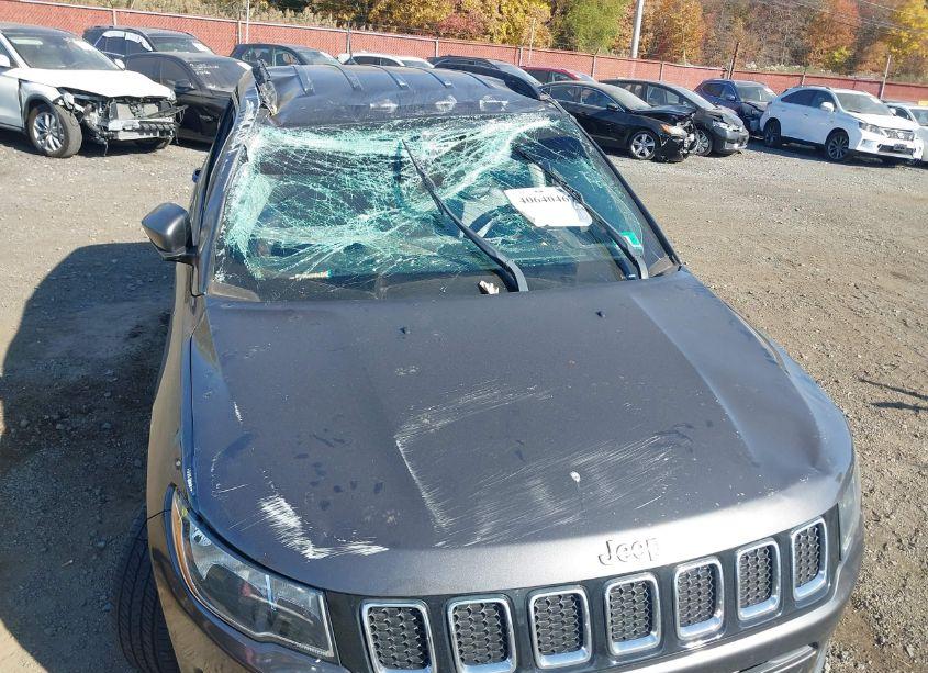 Photo 6 of 2018 Jeep Compass LATITUDE 4X4 (VIN 3C4NJDBB8JT366589)