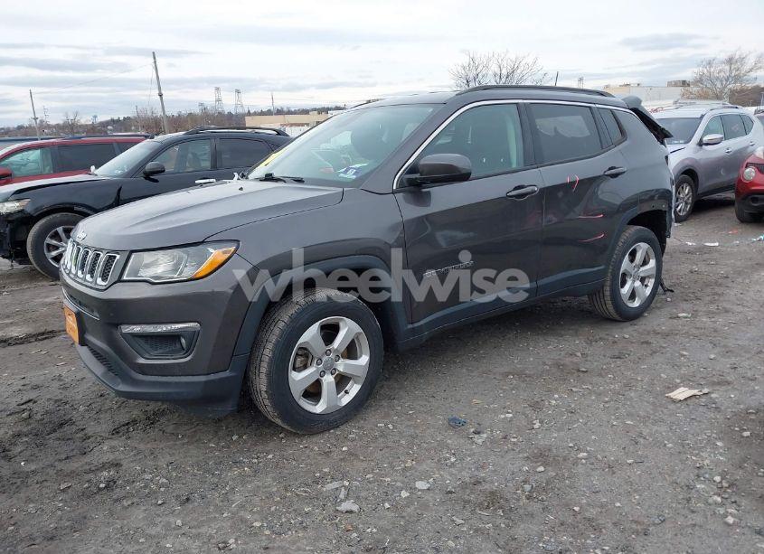 Photo 2 of 2019 Jeep Compass LATITUDE 4X4 (VIN 3C4NJDBB8KT598496)