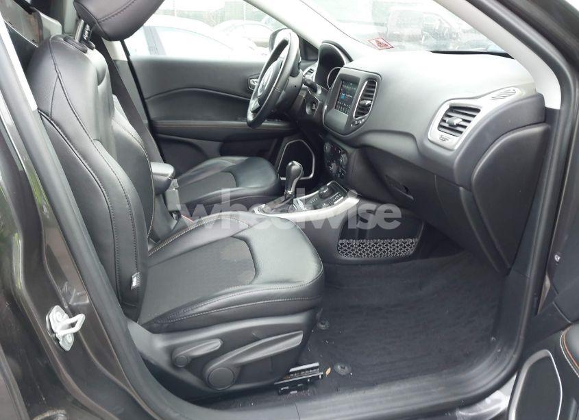 Photo 5 of 2019 Jeep Compass LATITUDE 4X4 (VIN 3C4NJDBB8KT598496)