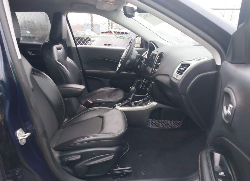 Photo 5 of 2019 Jeep Compass LATITUDE 4X4 (VIN 3C4NJDBB8KT629178)