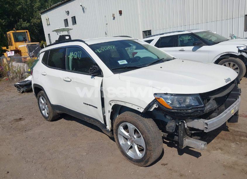 2019 Jeep Compass LATITUDE 4X4 (VIN 3C4NJDBB8KT647664) main photo