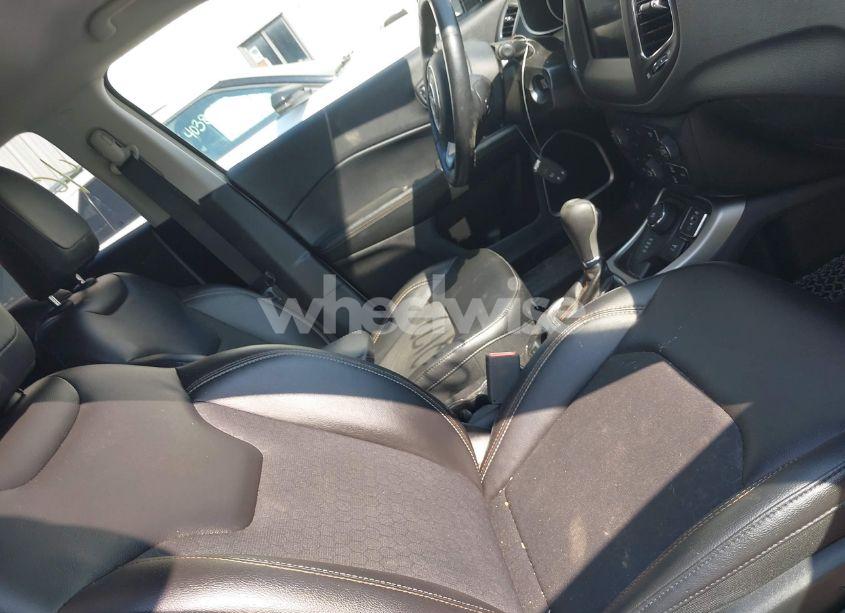 Photo 5 of 2019 Jeep Compass LATITUDE 4X4 (VIN 3C4NJDBB8KT647664)