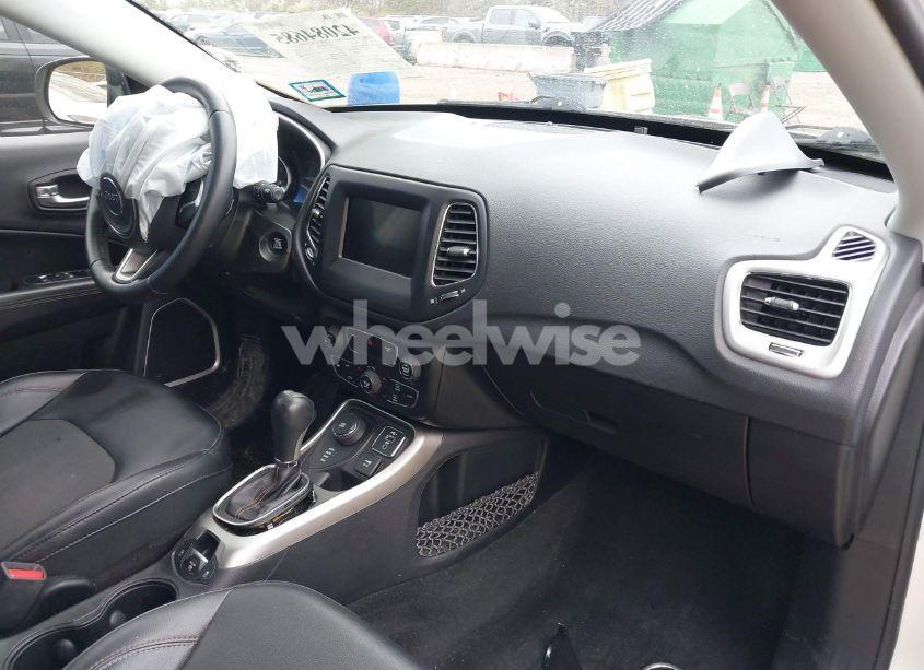 Photo 5 of 2019 Jeep Compass LATITUDE 4X4 (VIN 3C4NJDBB8KT678493)