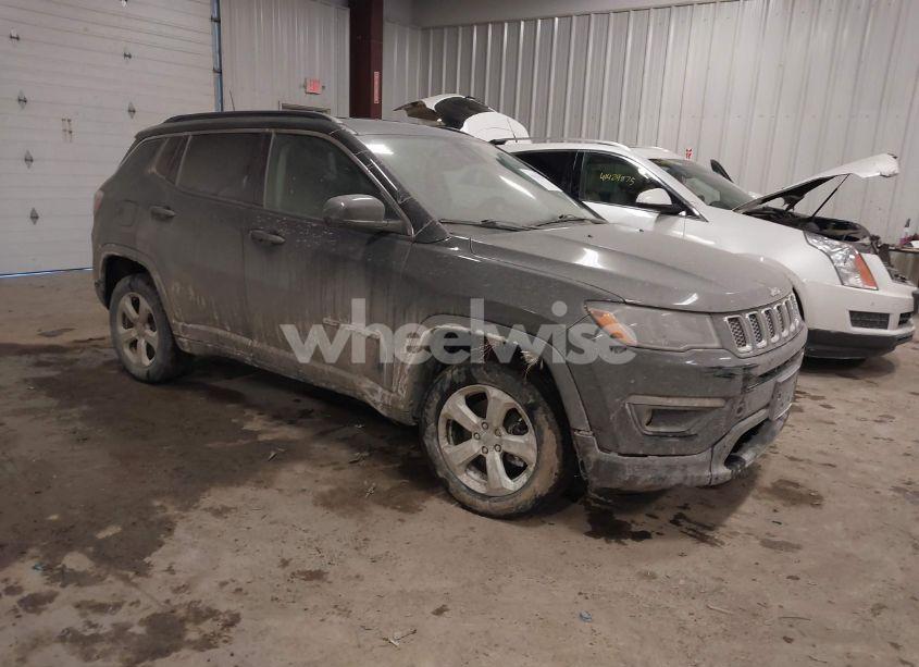 2019 Jeep Compass LATITUDE 4X4 (VIN 3C4NJDBB8KT768534) main photo