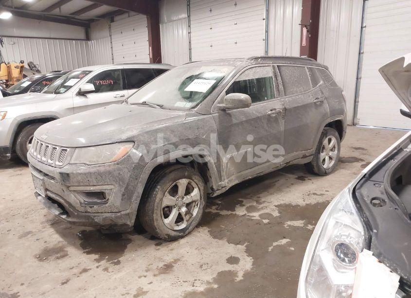 Photo 2 of 2019 Jeep Compass LATITUDE 4X4 (VIN 3C4NJDBB8KT768534)