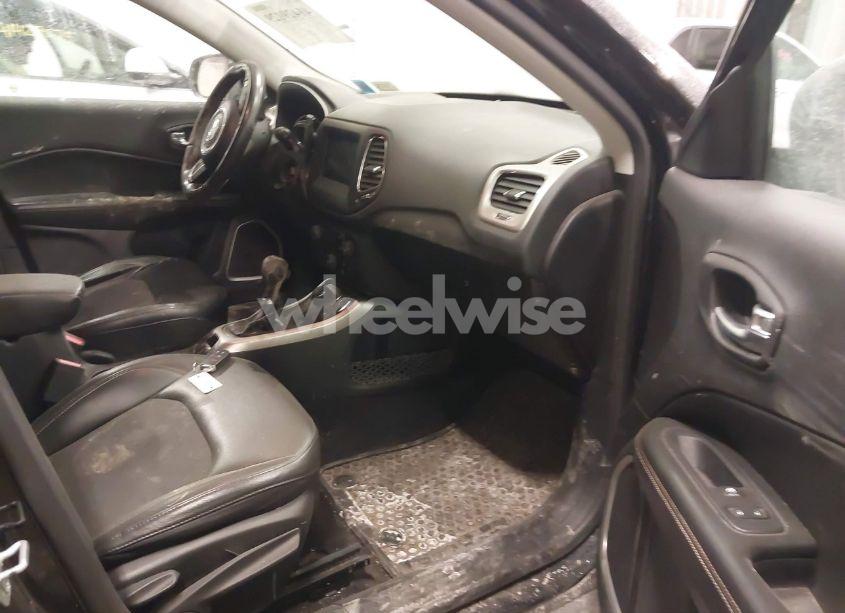 Photo 5 of 2019 Jeep Compass LATITUDE 4X4 (VIN 3C4NJDBB8KT768534)