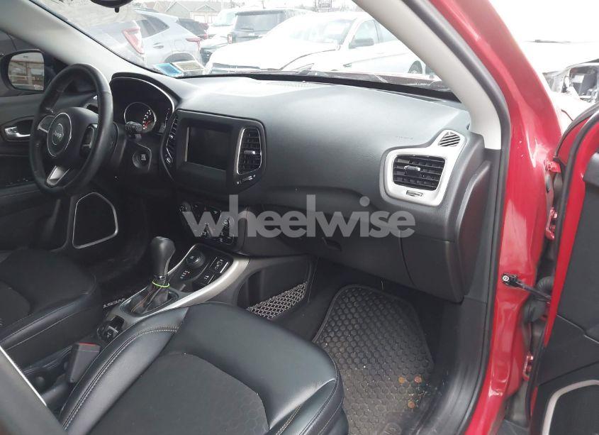 Photo 5 of 2019 Jeep Compass LATITUDE 4X4 (VIN 3C4NJDBB8KT836217)