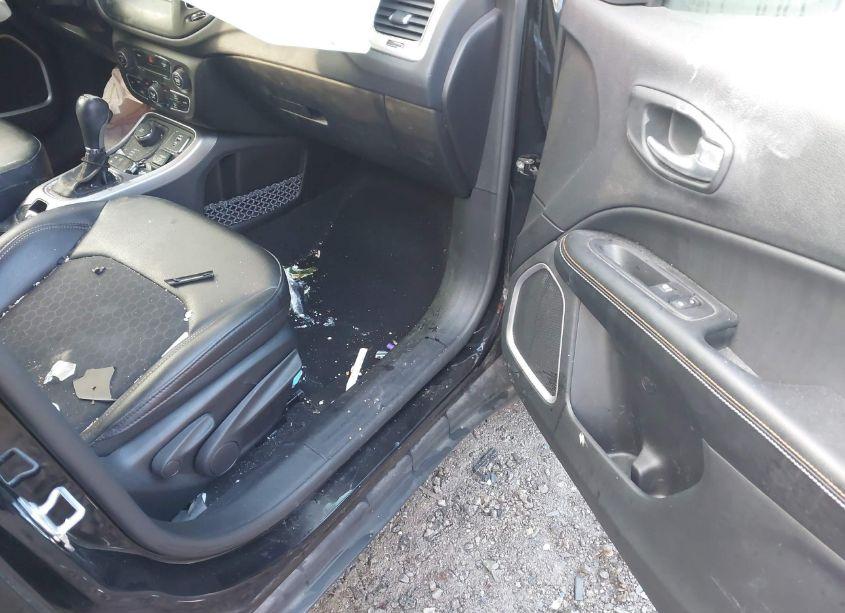 Photo 5 of 2020 Jeep Compass LATITUDE 4X4 (VIN 3C4NJDBB8LT149076)