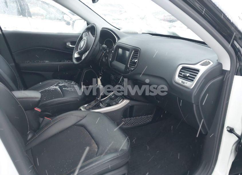 Photo 5 of 2018 Jeep Compass LATITUDE 4X4 (VIN 3C4NJDBB9JT103589)