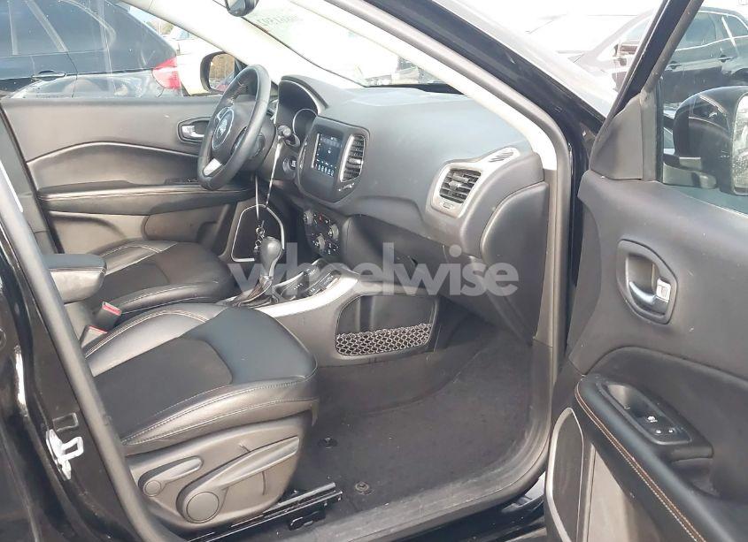 Photo 5 of 2018 Jeep Compass LATITUDE 4X4 (VIN 3C4NJDBB9JT114673)