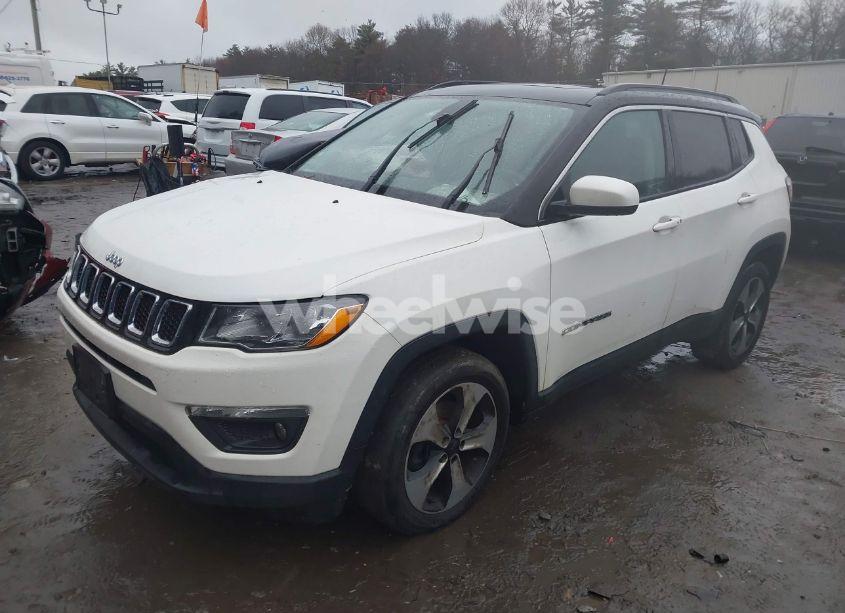 Photo 2 of 2018 Jeep Compass LATITUDE 4X4 (VIN 3C4NJDBB9JT114902)