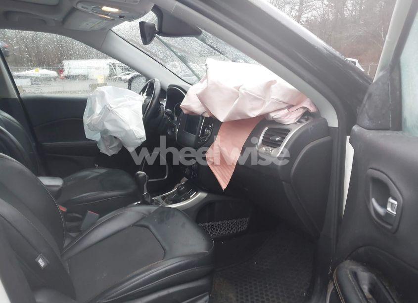 Photo 5 of 2018 Jeep Compass LATITUDE 4X4 (VIN 3C4NJDBB9JT114902)