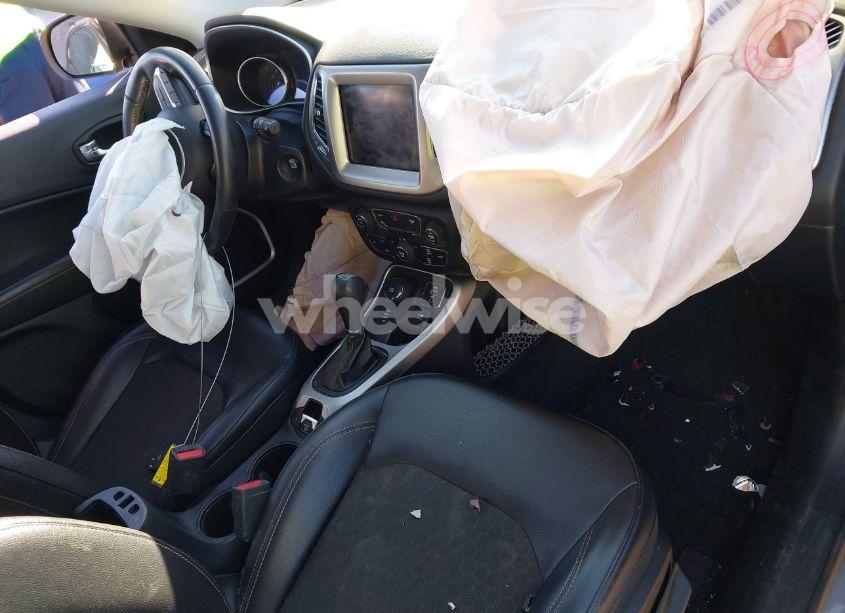 Photo 5 of 2018 Jeep Compass LATITUDE 4X4 (VIN 3C4NJDBB9JT143087)