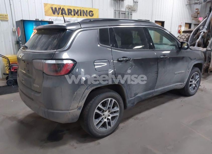 Photo 4 of 2018 Jeep Compass LATITUDE 4X4 (VIN 3C4NJDBB9JT175313)