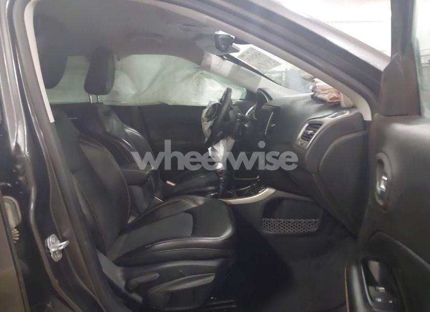 Photo 5 of 2018 Jeep Compass LATITUDE 4X4 (VIN 3C4NJDBB9JT207693)