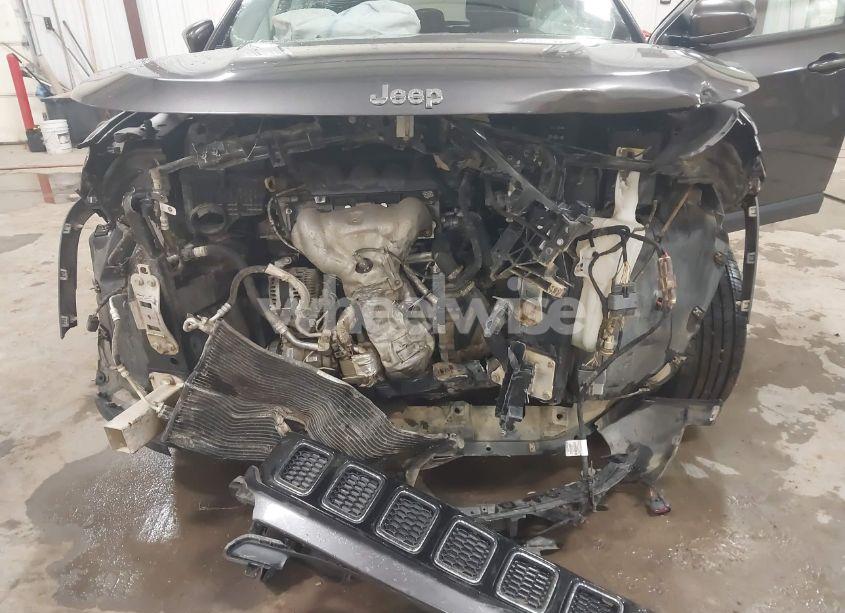 Photo 6 of 2018 Jeep Compass LATITUDE 4X4 (VIN 3C4NJDBB9JT207693)