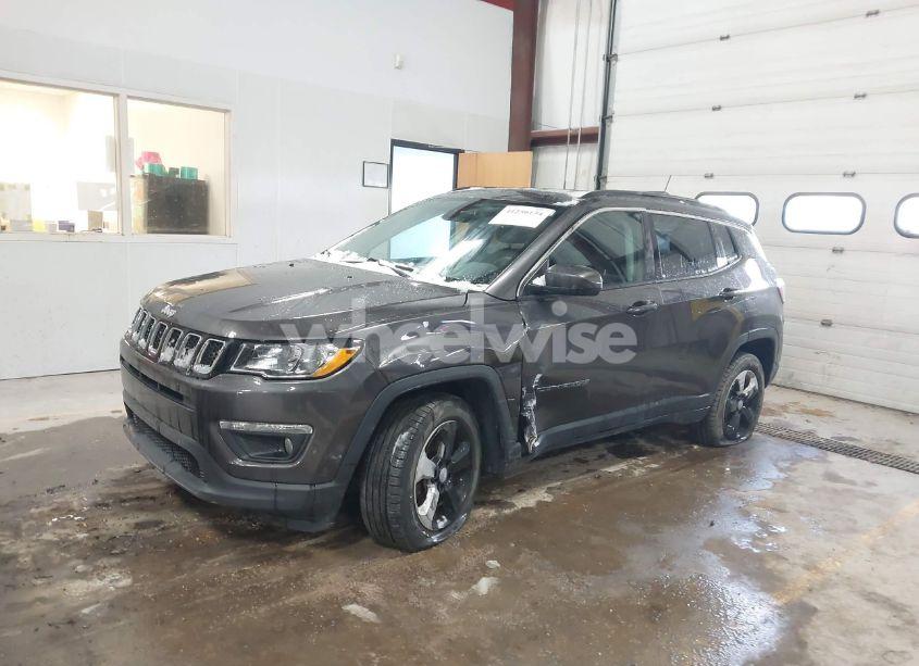 Photo 2 of 2018 Jeep Compass LATITUDE 4X4 (VIN 3C4NJDBB9JT291126)
