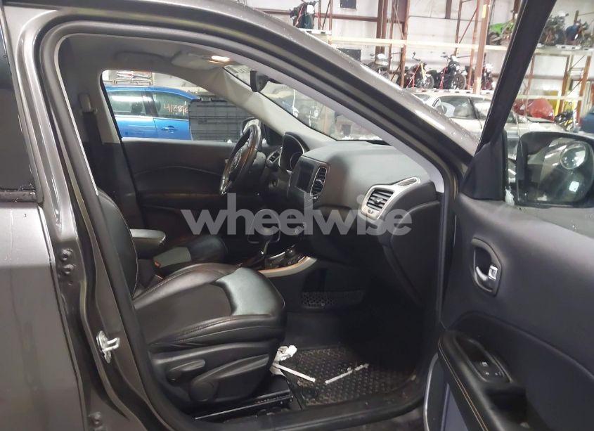 Photo 5 of 2018 Jeep Compass LATITUDE 4X4 (VIN 3C4NJDBB9JT291126)