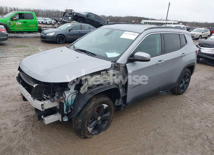 Photo 2 of 2018 Jeep Compass LATITUDE 4X4 (VIN 3C4NJDBB9JT307132)