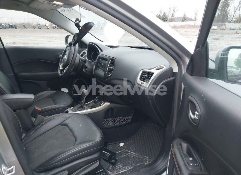 Photo 5 of 2018 Jeep Compass LATITUDE 4X4 (VIN 3C4NJDBB9JT307132)