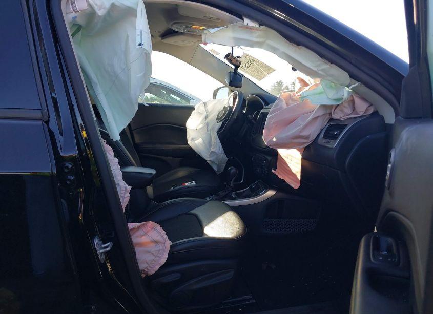 Photo 5 of 2019 Jeep Compass LATITUDE 4X4 (VIN 3C4NJDBB9KT656695)