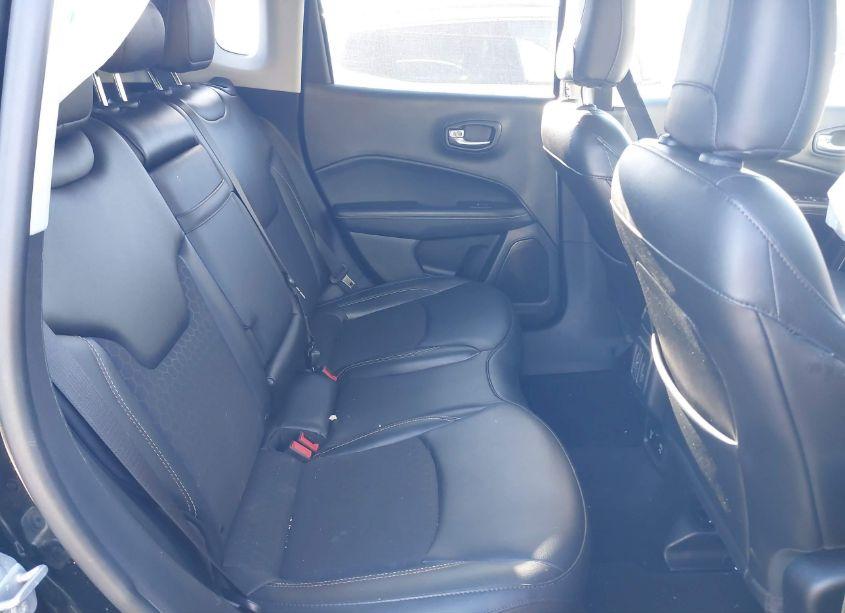 Photo 8 of 2019 Jeep Compass LATITUDE 4X4 (VIN 3C4NJDBB9KT656695)