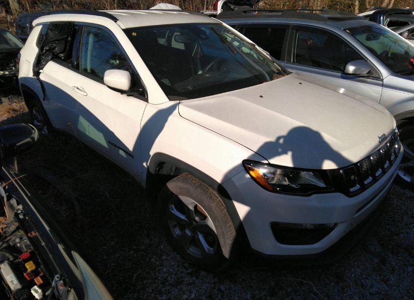 2019 Jeep Compass LATITUDE 4X4 (VIN 3C4NJDBB9KT671925) main photo