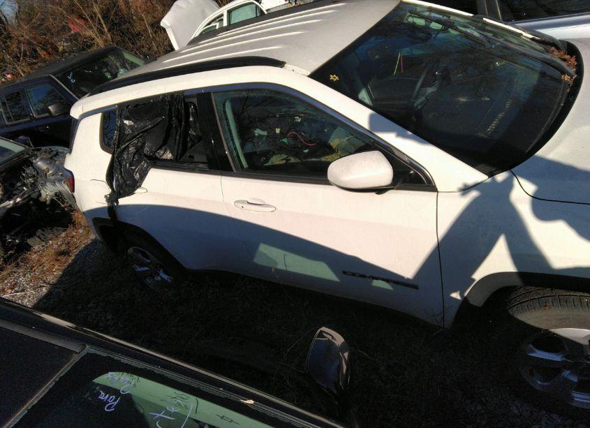 Photo 13 of 2019 Jeep Compass LATITUDE 4X4 (VIN 3C4NJDBB9KT671925)