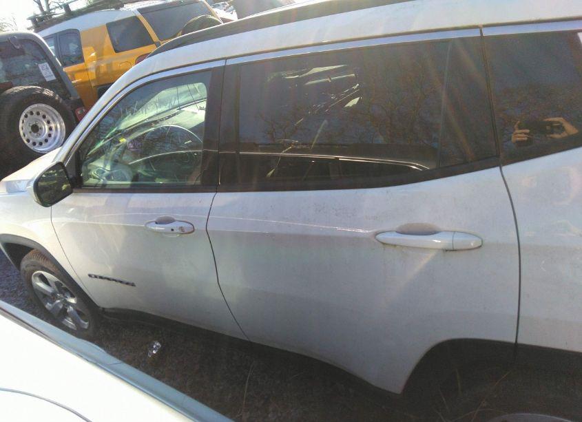 Photo 14 of 2019 Jeep Compass LATITUDE 4X4 (VIN 3C4NJDBB9KT671925)