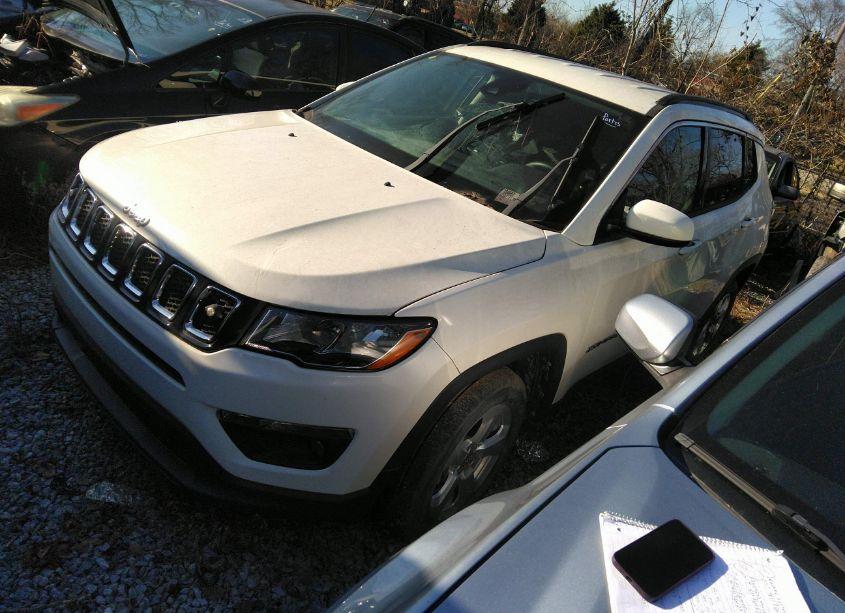 Photo 2 of 2019 Jeep Compass LATITUDE 4X4 (VIN 3C4NJDBB9KT671925)