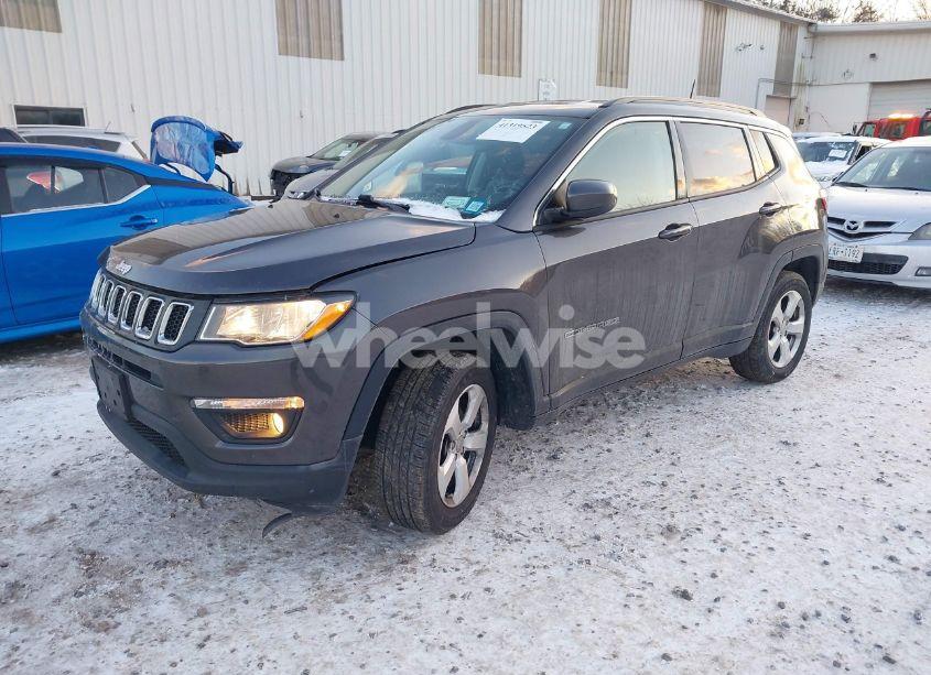 Photo 2 of 2019 Jeep Compass LATITUDE 4X4 (VIN 3C4NJDBB9KT734716)