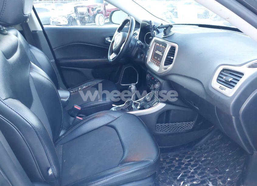 Photo 5 of 2019 Jeep Compass LATITUDE 4X4 (VIN 3C4NJDBB9KT734716)